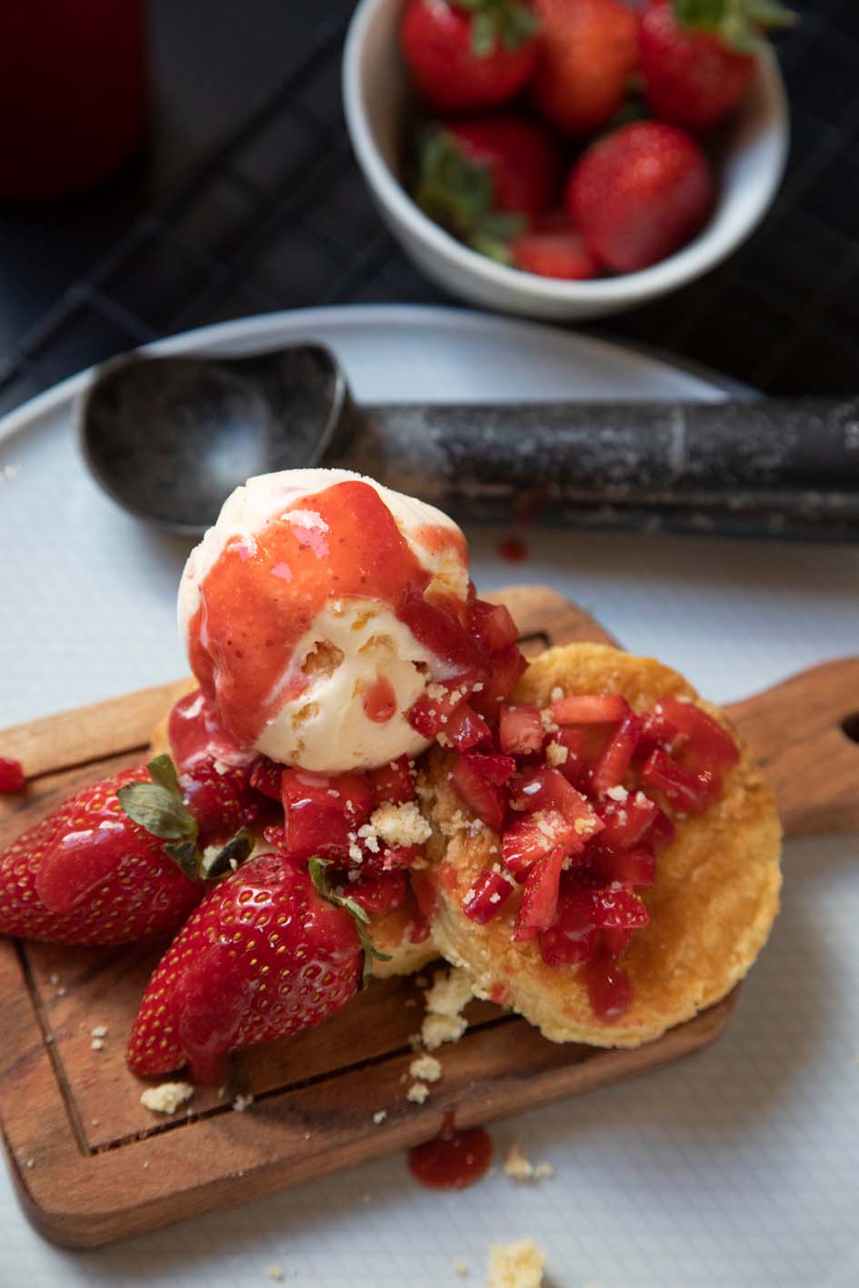 Strawberries and cream ice cream with traditional Dutch shortbread, strawberry sauce and fresh strawberries.