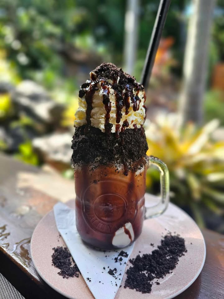 Queens Park Cafe - Cookies and cream loaded shake